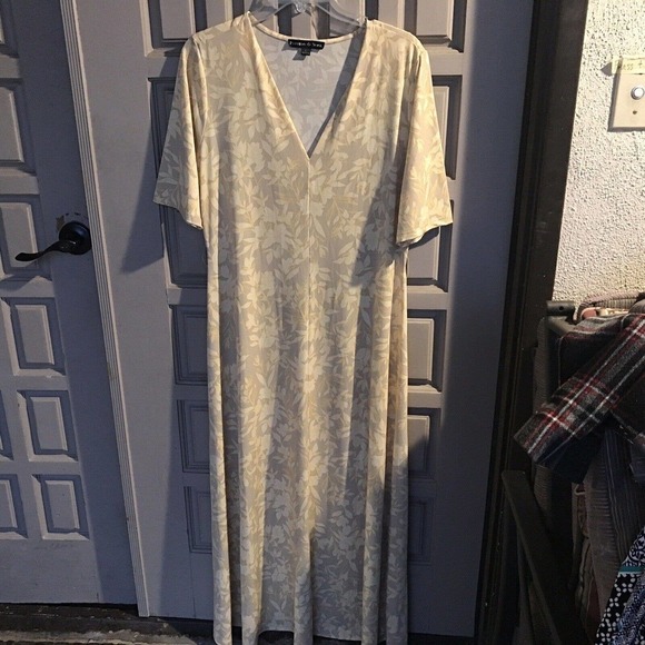 Preston & York Maxi Dress SzL Silky Lt Yellow Short Sleeves Flare Skirt V Neck - Picture 5 of 8